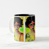 Grafitti Goddess Tweekleurige Koffiemok (Voorkant links)