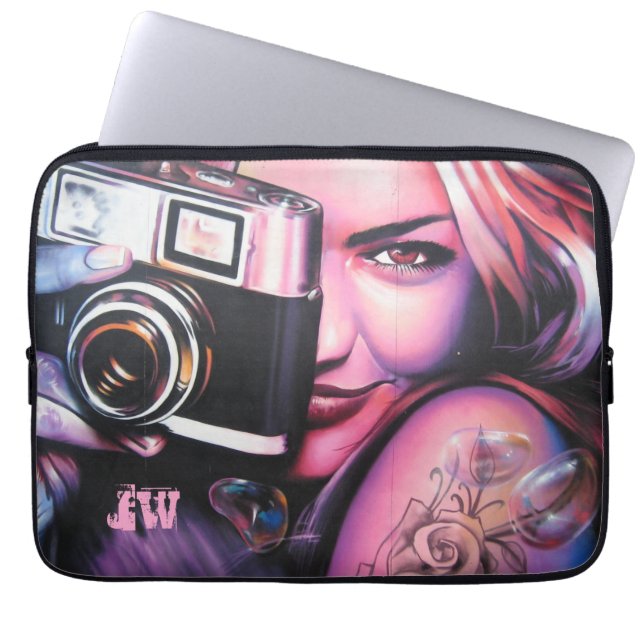 Grafitti Woman met cameramonogram Laptop Sleeve (Voorkant)
