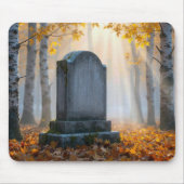 Grafsteen in een nevelige herfstbegraafplaats muismat (Voorkant)