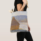 Grainstack in de ochtend, Sneeuw Effect door Claud Tote Bag (Dichtbij)
