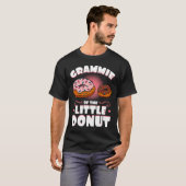 Gramie van het kleine donut-geslacht onthult Baby  T-shirt (Voorkant volledig)