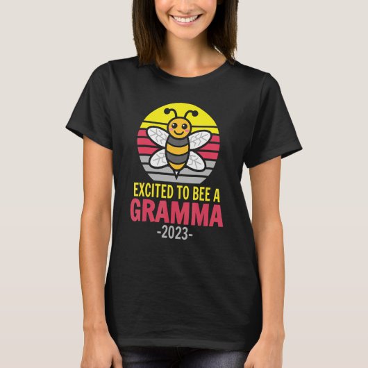 Gramma 2023 Bee Grandma Excited To Be A Gram T-shirt (Voorkant)