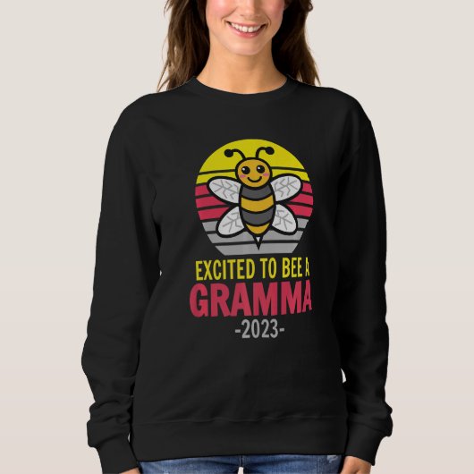Gramma 2023 Bee Grandma Excited To Be A Gramma Trui (Voorkant)