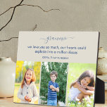 Grammie We houden van je gedicht 3 Fotosteen en bl Fotoplaat<br><div class="desc">Gepersonaliseerde fotoplak met hartsmeltend gedicht voor grammatica (editable) en 3 van uw favoriete foto's. De sjabloon is ingesteld om de formulering aan te passen die op dit moment luidt: "grammie waar we zo van houden, dat ons hart in een miljoen kussen kan uitbarsten". De tekst wordt letterlijk weergegeven in elegant...</div>