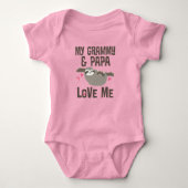 Grammy en Papa Love Me Grandchild Sloth Romper (Voorkant)