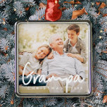 Grampa Kerstfeestdag Modern Elegant Metalen Ornament<br><div class="desc">Het ontwerp is samengesteld uit moderne chic typografie met sans serif en serif doopvont. Voeg een aangepaste foto van opa en jaar toe.</div>