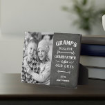 Gramps Grandfather Vaderdag Kinder Foto Fotoplaat<br><div class="desc">Opa is voor oude mannen, dus in plaats daarvan is hij Gramps. Deze geweldige fotoplaque is perfect voor Vaderdag, verjaardagen, of om een nieuwe opa of opa te vieren die graag aan het golfen is. In het ontwerp staat het gezegde "Gramps", omdat grootvader voor ouderen is" in witte letters op...</div>