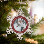 Granaat Rood | Eerste kerstfoto met huwelijk Tin Sneeuwvlok Ornament<br><div class="desc">Deze elegante sneeuwvlok met kerstversiering is een perfect cadeau voor nieuwigheden en biedt een favoriete foto die omringd wordt door een feestelijke rode tuingrens. "Onze eerste Kerstmis als Mr. & Mrs.' krommen boven de bovenkant van je foto in ivoorschrift, met het jaar eronder. Pas met een trouwfoto aan om creëer...</div>