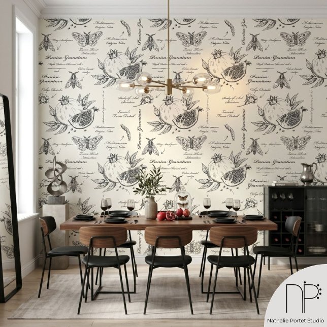Granaatappel en Middellandse Zee Mot Behang (Hand drawn scientific pomegranate and mediterranean moth wallpaper on warm neutral background)