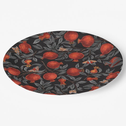 Granaatappels en Bella Moths in rood en grijs Papieren Bordje (Gekanteld)