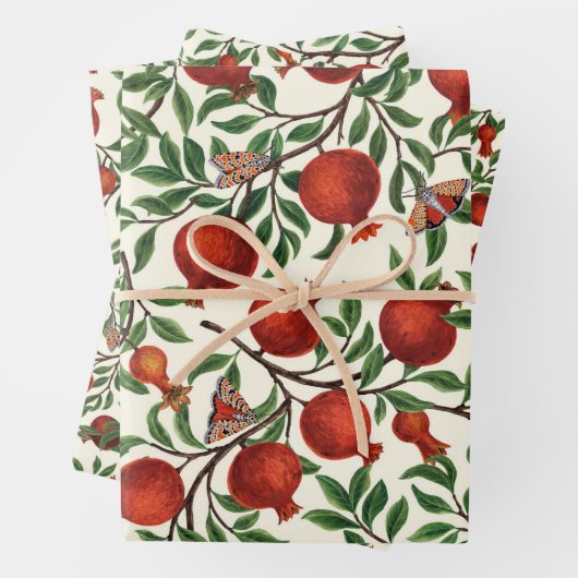 Granaatappels en Bella Moths op gebroken wit Inpakpapier Vel (In situ)