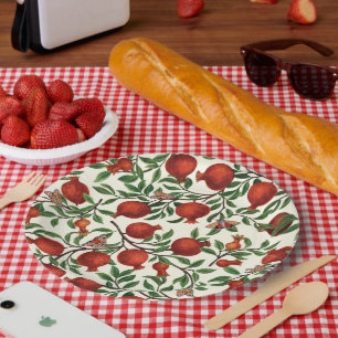 Granaatappels en Bella Moths op gebroken wit Papieren Bordje