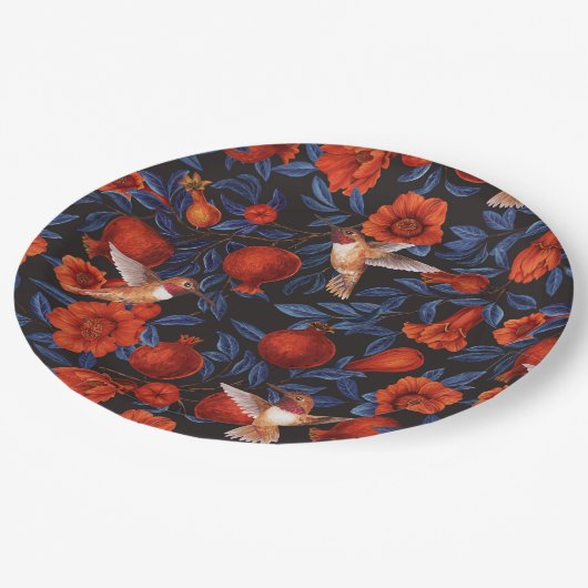 Granaatappels en kolibries / blauwe bladeren op zw papieren bordje (Gekanteld)