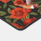 Granaatappels en kolibries / groene bladeren op zw bureaumat (Hoek)