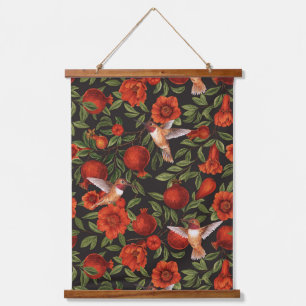 Granaatappels en kolibries / groene bladeren op zw hangend wandkleed