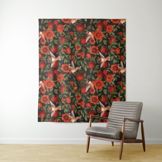 Granaatappels en kolibries / groene bladeren op zw wandkleed (In situ)