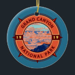 Grand Canyon National Park Retro Compass Embleem Keramisch Ornament<br><div class="desc">Groot ontwerp van vectorillustraties Canyon. Het park is het huis van een groot deel van de immense Grand Canyon,  met zijn gelaagde banden van rode rots die miljoenen jaren van geologische geschiedenis onthullen.</div>