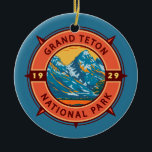 Grand Teton National Park Retro Compass Embleem Keramisch Ornament<br><div class="desc">Ontwerp van de grote teton vectorillustratie. Het park omvat de belangrijkste pieken van het Teton-gebied en de meeste noordelijke delen van de vallei,  het zogenaamde Jackson Hole.</div>