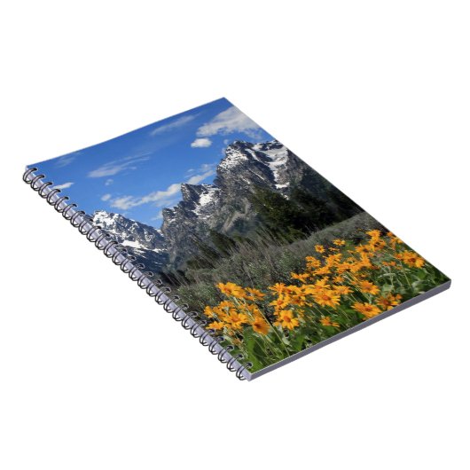 Grand Tetons met Gele Bloemen Notitieboek (Rechterzijde)