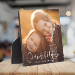 Grandchildren Moderne Script Custom Photo Gift Fotoplaat<br><div class="desc">GRANDCHILDREN: Geweldig aangepast fotocadeau voor grootouders,  Valentijnsdag,  Moederdag of de Feestdagen: dit moderne fotoplaatje is gemakkelijk aan te passen met je favoriete foto in het minimalistische gestippelde lijst. De tekst hieronder kan worden gepersonaliseerd om de namen van de kinderen te lezen.</div>