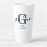 Granddad Elegant Script Monogram blauw Latte Mok<br><div class="desc">Latte mok voor een nieuwe grootvader of een oude grootvader! die je kunt personaliseren met de datum waarop ze grootvader werden. Dit trendy minimalistische design heeft een modern kleurenpalet blauw, zwart en wit. Het heeft een grootvaders monogram, met de letter G van het initiaal en de naam opa, geletterd in...</div>