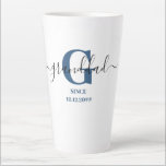 Granddad Elegant Script Monogram blauw Latte Mok<br><div class="desc">Latte mok voor een nieuwe grootvader of een oude grootvader! die je kunt personaliseren met de datum waarop ze grootvader werden. Dit trendy minimalistische design heeft een modern kleurenpalet blauw, zwart en wit. Het heeft een grootvaders monogram, met de letter G van het initiaal en de naam opa, geletterd in...</div>
