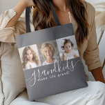 Grandkids Make Life Grand 3 Photo Collage Grijs Tote Bag<br><div class="desc">Dit stijlvolle gepersonaliseerde canvas tas-ontwerp is een doordacht cadeau voor grootouders en beschikt over een sjabloon met 3 foto's om te personaliseren met foto's van de kleinkinderen. Een combinatie van een modern handgeschreven script gecombineerd met een modern schreefloos lettertype spellen uit "Grandkids make life grand!" De achtergrond is een trendy...</div>