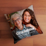 Grandma | Boho-tekstbedekking met twee foto's Kussen<br><div class="desc">Dit eenvoudige en stijlvolle kussen voor je grootmoeder bevat twee van je persoonlijke familiefoto's, samen met het woord "oma" in boho white modern typografie en een plek om je namen toe te voegen en het jaar op de achterkant. De tekst zoals voorgesteld zegt "we houden zoveel van je", maar je...</div>