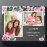 Grandma Chalkboard en Cherry Blossom 2 Foto Fotoplaat<br><div class="desc">Floral foto plaque op maat gemaakt voor je oma. Het fotomalplaatje is opstelling klaar voor u om twee van uw favoriete familiefoto's toe te voegen en, u kunt uw douanebericht en/of naam(en) ook toevoegen. Het ontwerp is voorzien van roze kerriesbloesem op een ondergrond met een ondergedompeld alkboard met witte typografie....</div>