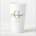 Grandma Elegant Script Monogram Golden Ochre Latte Mok<br><div class="desc">Latte mok voor een nieuwe grootmoeder of een lange gevestigde grootmoeder, die je kunt personaliseren met de datum waarop ze grootmoeder werden. Dit trendy minimalistische ontwerp heeft een subtiel kleurenpalet van gouden, zwarte en witte kleur. Het heeft een oma-monogram, met de letter G van het initiaal en de naam oma,...</div>