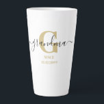Grandma Elegant Script Monogram Golden Ochre Latte Mok<br><div class="desc">Latte mok voor een nieuwe grootmoeder of een lange gevestigde grootmoeder, die je kunt personaliseren met de datum waarop ze grootmoeder werden. Dit trendy minimalistische ontwerp heeft een subtiel kleurenpalet van gouden, zwarte en witte kleur. Het heeft een oma-monogram, met de letter G van het initiaal en de naam oma,...</div>