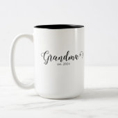 Grandma Est Modern Black Script Custom Date Tweekleurige Koffiemok (Links)
