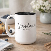 Grandma Est Modern Black Script Custom Date Tweekleurige Koffiemok