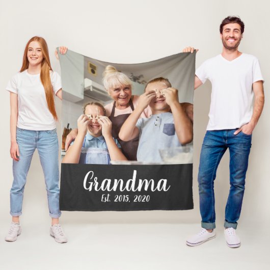 Grandma Established White Script Photo Fleece Deken (In situ)