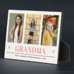 GRANDMA Grandchildren NAME 3 Foto roze grijs hart Fotoplaat<br><div class="desc">Creëer het perfecte mooie koepel voor oma of voor Kerstmis of Moeders dag met dit geweldige design met behulp van DRIE (3) van je favoriete foto's en GRANDMA staat onderaan in een delicaat lichtroze briefing met weinig grijze harten. Perfect cadeauidee om zwangerschap aan te kondigen met ultrasone of sonogram afbeelding!...</div>