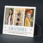 GRANDMA Grandchildren NAMES 3 Fotoblauw Fotoplaat<br><div class="desc">Creëer het perfecte mooie koepel voor oma of voor Kerstmis of Moeders dag met dit geweldige design met behulp van DRIE (3) van je favoriete foto's en GRANDMA staat onderaan in delicaat lichtblauw Lettering met weinig grijze harten. Perfect cadeauidee om zwangerschap aan te kondigen met ultrasone of sonogram afbeelding! Andere...</div>