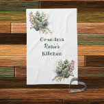 Grandma Kitchen | Gepersonaliseerde Waterverf Grie Theedoek<br><div class="desc">Deel de liefde van oma's koken door een gepersonaliseerde keukenhanddoek voor haar te maken! Waterverf greenery coördineert met het gepersonaliseerde kookboek in dit collectie. Geef een persoonlijke voorkeur aan een familielid of gebruik in plaats daarvan een voornaam en achternaam. Deze gepersonaliseerde keukenhanddoek is een geweldig geschenk voor moederdag of als...</div>