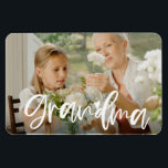 Grandma Love Script Persoonlijke foto Gift Magneet<br><div class="desc">Deze fotomagneet met handgeschreven "oma"-letters kan gemakkelijk gepersonaliseerd worden met je eigen favoriete foto. U kunt de tekstkleur ook veranderen om uw afbeelding beter aan te passen.</div>