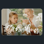 Grandma Love Script Persoonlijke foto Gift Magneet<br><div class="desc">Deze fotomagneet met handgeschreven "oma"-letters kan gemakkelijk gepersonaliseerd worden met je eigen favoriete foto. U kunt de tekstkleur ook veranderen om uw afbeelding beter aan te passen.</div>