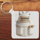 Grandma Master of Love Keychain –Cute Apron Design (Voorkant)
