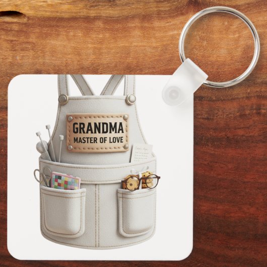 Grandma Master of Love Keychain –Cute Apron Design (Achterkant)