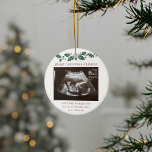 Grandma Merry Baby Sonogram Keramisch Ornament<br><div class="desc">Het is altijd een goed moment om dit spannende nieuws te delen met je naaste en beste. Perfect kerstcadeauidee voor de oma om met ultrasone foto te zijn. Pas deze unieke aankondigingsvertoning aan, voeg uw details toe en laat iedereen over dit speciale nieuws weten. Geweldig geschenk voor nieuwe ouders en...</div>