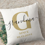 Grandma Monogram Elegant Script Subtle Ochre Kussen<br><div class="desc">Gepersonaliseerde kussen voor een nieuwe oma of een langlopende gran, die je kunt aanpassen met de datum waarop ze grootmoeder werden. Dit trendy minimalistische ontwerp heeft een subtiel kleurenpalet van ochregeel, zwart en wit. Het heeft een oma-monogram, met de letter G van het initiaal en de naam oma, geschreven in...</div>