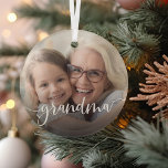 Grandma Script Overlay Glas Ornament<br><div class="desc">Creëer een cadeautje voor een speciale grootmoeder met deze mooie aangepaste sierbloem. "Oma" verschijnt als een elegante witte scriptbedekking op je favoriete foto van oma en haar kleinkind of kleinkinderen.</div>