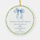 Grandmillenial Bows Eerste Kerstmis Getrouwd Foto Keramisch Ornament (Voorkant)
