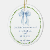 Grandmillenial Bows Eerste Kerstmis Getrouwd Foto Keramisch Ornament (Links)