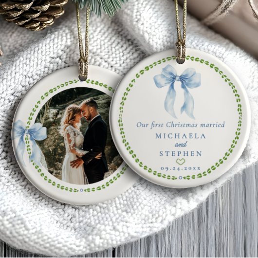 Grandmillenial Bows Eerste Kerstmis Getrouwd Foto Keramisch Ornament