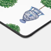 Grandmillenial preppy topiary vaas blauw bureaumat (Hoek)