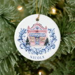 Grandmillennial Christmas Damask French Shop Keramisch Ornament<br><div class="desc">Dit kerstornament heeft roze en blauwe Franse Shop met blauwe damast krans. Je kunt je personaliseren met een naam.</div>