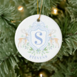 Grandmillennial Christmas Deer Crest Monogram Keramisch Ornament<br><div class="desc">Dit kerstornament heeft een rendierkam met een blauw monogram initiaal. Je kunt je personaliseren met je initiaal.</div>